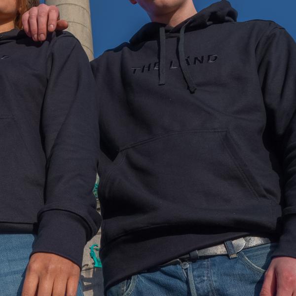 Schwarzer Hoodie mit THE LÄND Logo
